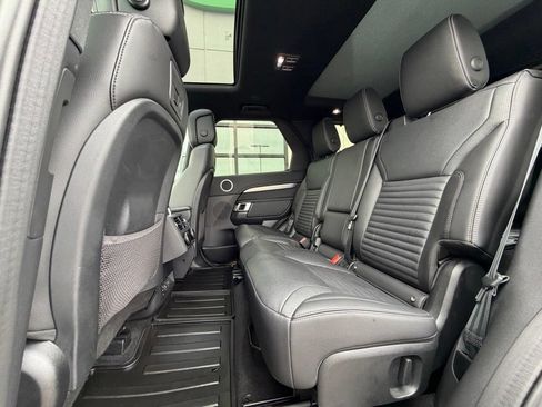 Used 2024 Land Rover Discovery Dynamic SE AWD/4WD image 19