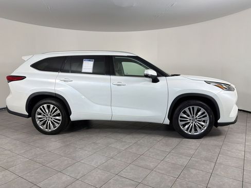 Used 2023 Toyota Highlander Platinum FWD image 8