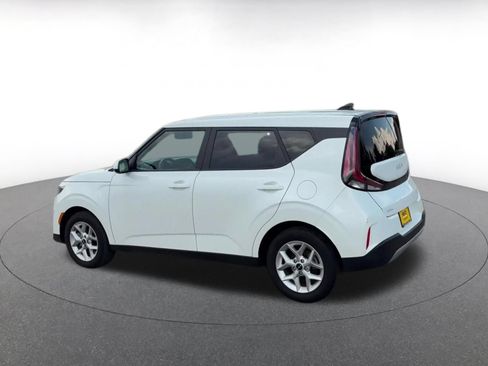 Used 2025 Kia Soul LX w/ LX Technology Package FWD image 8