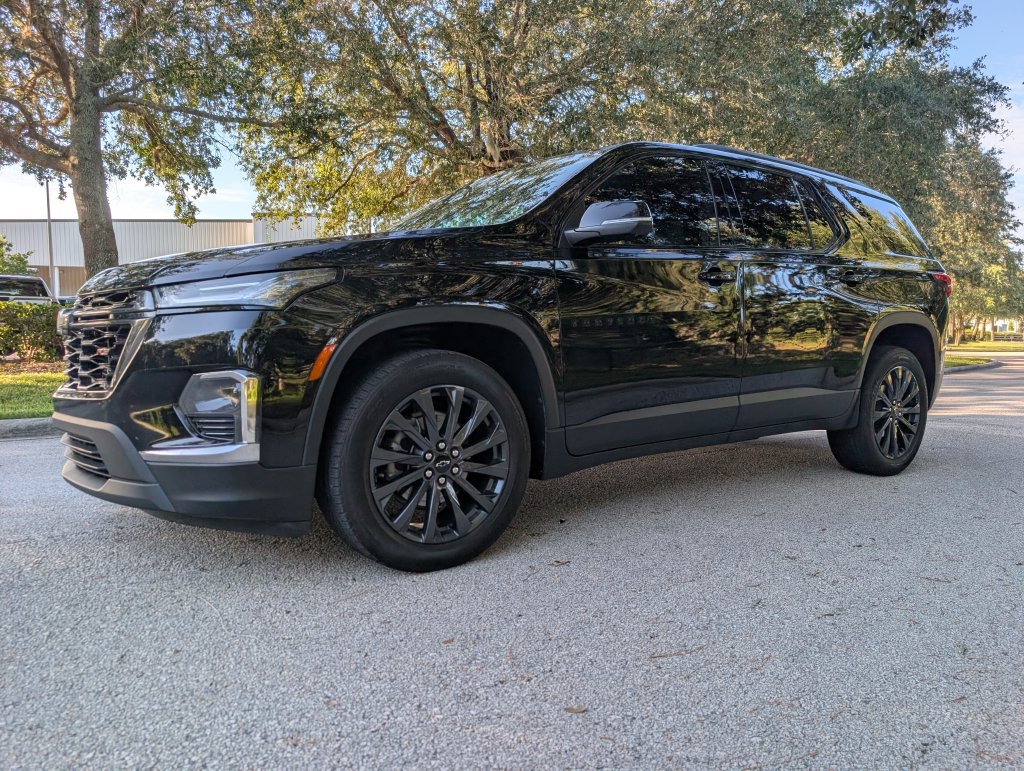 Used 2023 Chevrolet Traverse RS FWD image 3