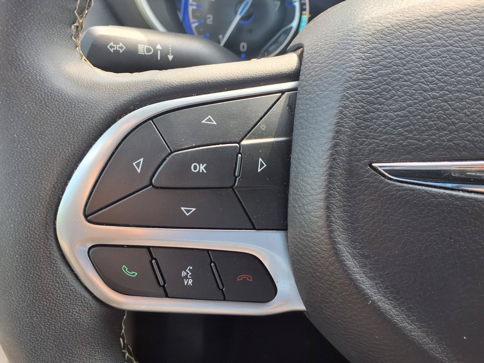 Used 2024 Chrysler Pacifica Touring-L FWD image 10