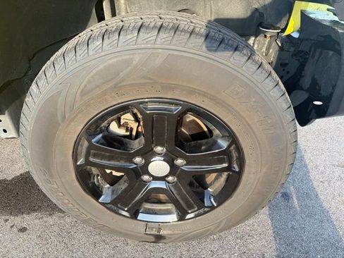 Used 2023 Jeep Wrangler Unlimited Sport AWD/4WD image 4