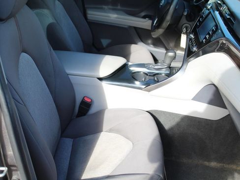 Used 2019 Toyota Camry LE FWD image 10