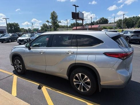 Used 2022 Toyota Highlander XLE AWD/4WD image 15