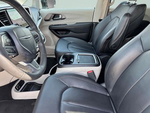 Used 2024 Chrysler Pacifica Touring-L FWD image 17