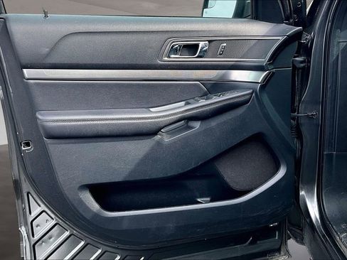 Used 2018 Ford Explorer XLT w/ Equipment Group 202A AWD/4WD image 24