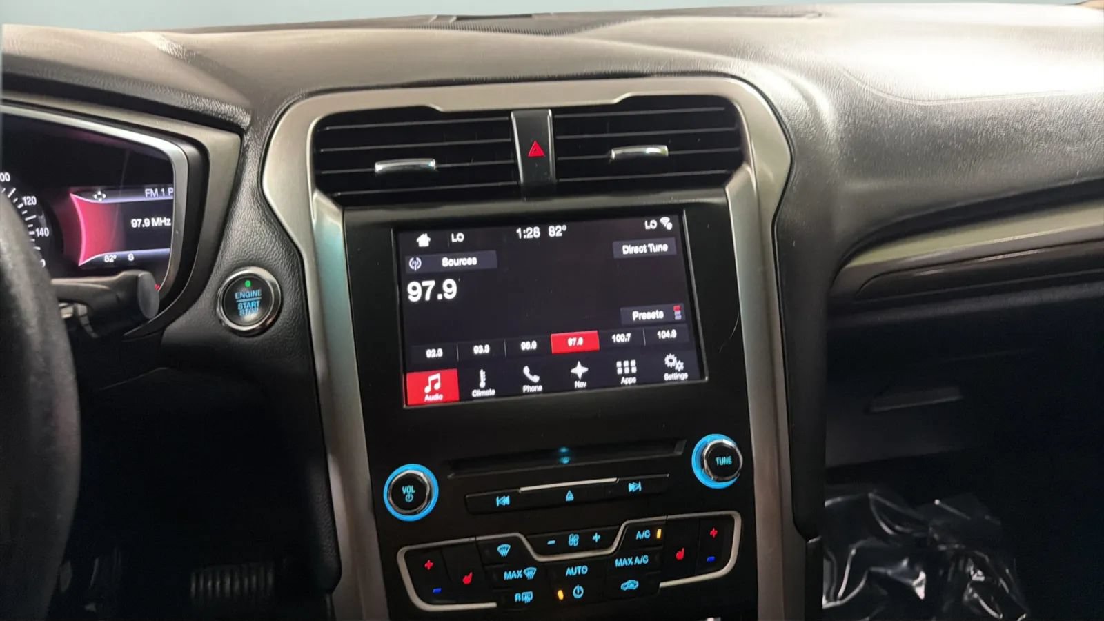 Used 2017 Ford Fusion SE w/ Fusion SE Technology Package FWD image 13