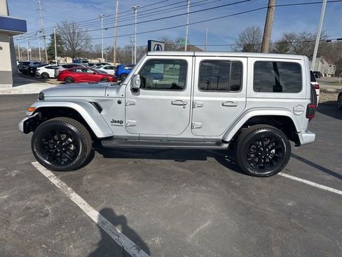Used 2022 Jeep Wrangler Unlimited Sahara AWD/4WD image 5