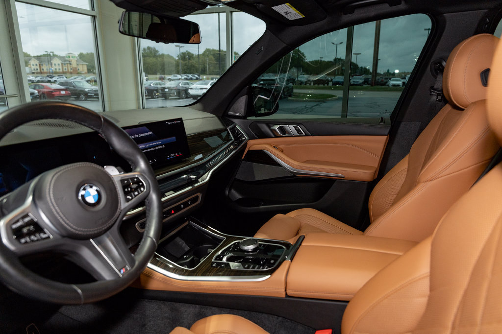 Used 2024 BMW X5 xDrive40i w/ M Sport Package AWD/4WD image 8