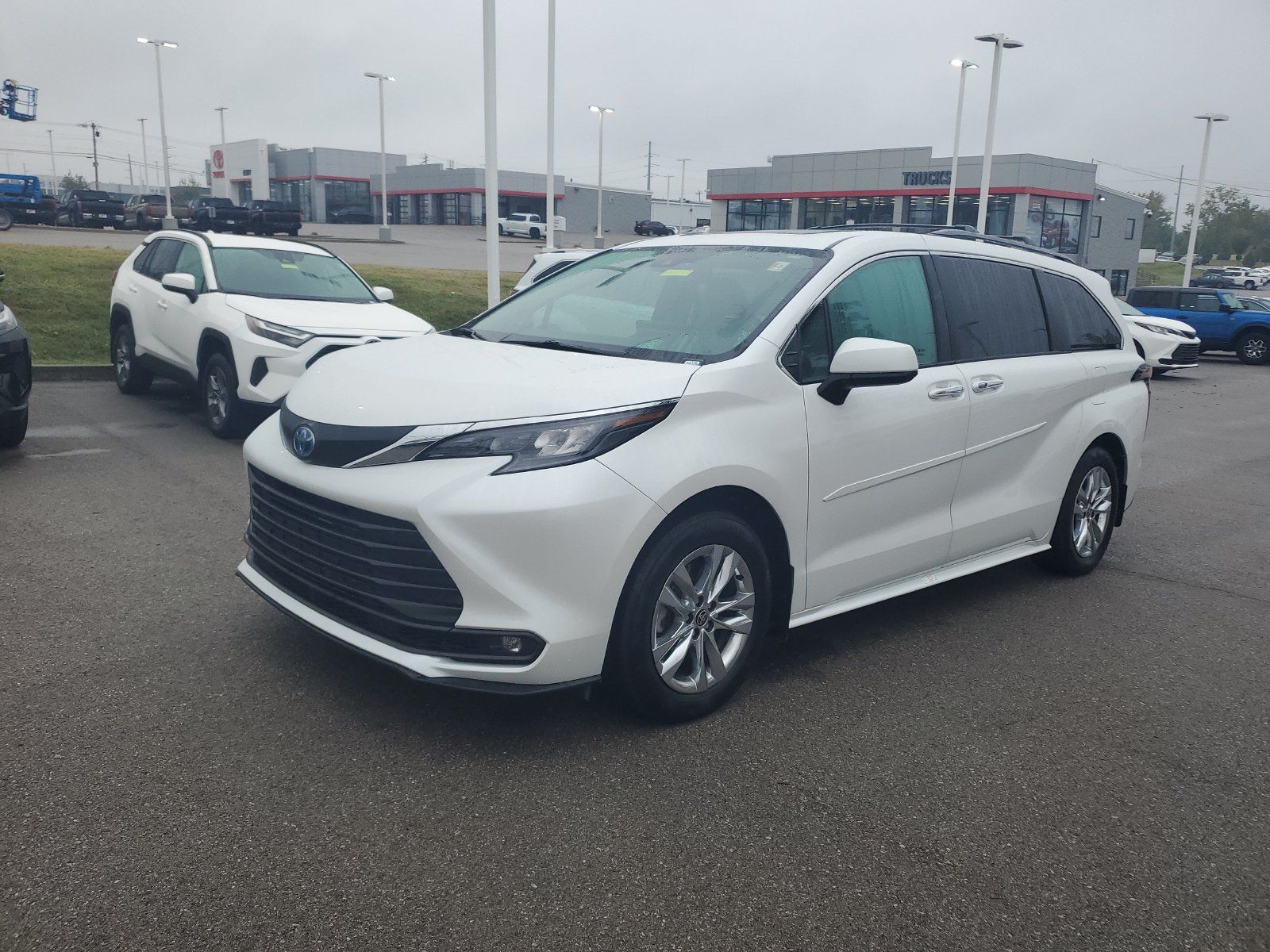 Certified 2025 Toyota Sienna XLE w/ XLE Plus Package AWD/4WD image 2