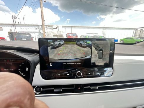 New 2025 Mitsubishi Outlander SE image 17