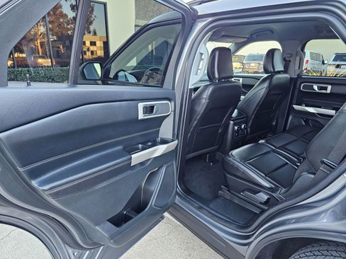 Used 2022 Ford Explorer XLT w/ Equipment Group 202A image 18