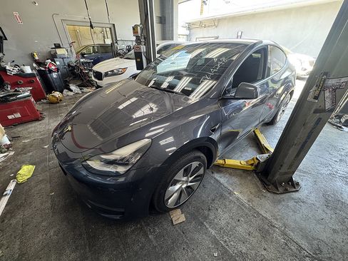 Used 2022 Tesla Model Y Long Range AWD/4WD image 2