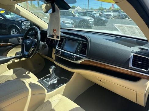 Used 2017 Toyota Highlander Limited AWD/4WD image 25