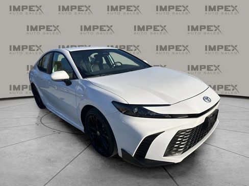 Used 2025 Toyota Camry SE image 7