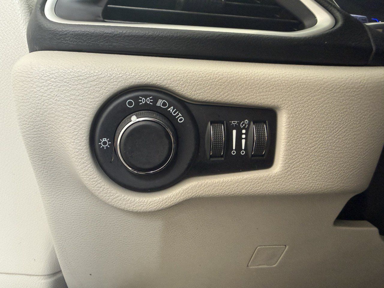 Used 2021 Chrysler Voyager Lxi FWD image 22