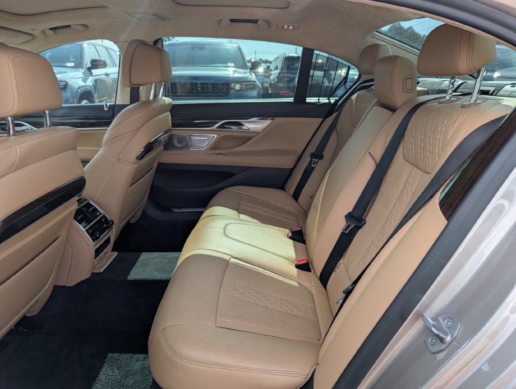 Used 2021 BMW 750i xDrive w/ Executive Package AWD/4WD image 21