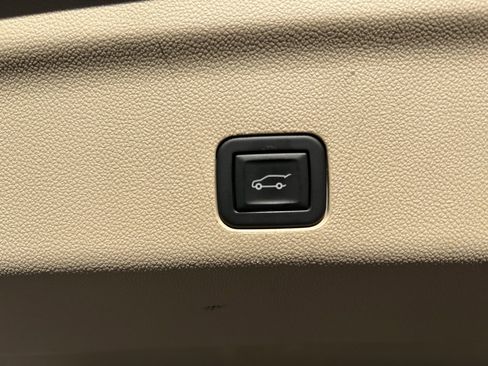 Used 2024 Cadillac Escalade ESV Premium Luxury image 45