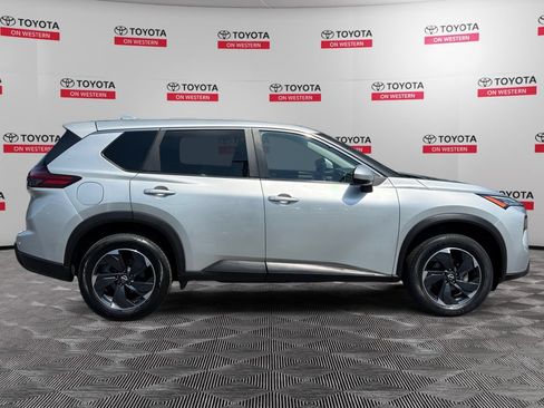 Used 2024 Nissan Rogue SV FWD image 4