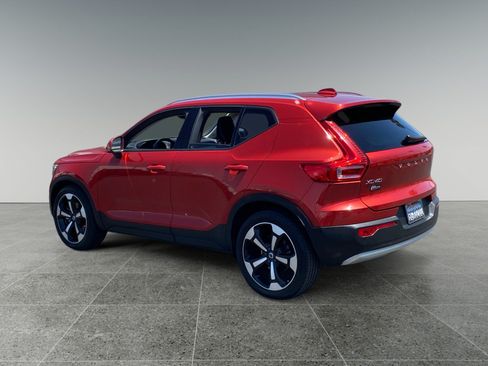 Used 2019 Volvo XC40 T4 Momentum FWD image 3