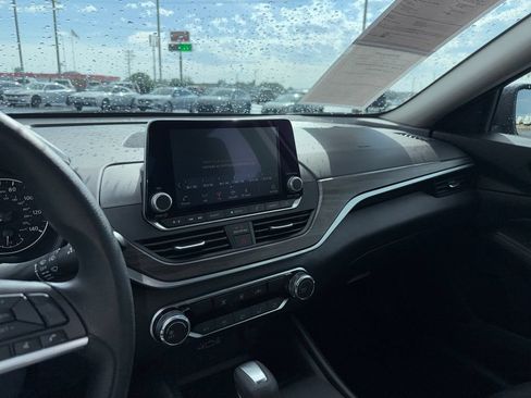 Used 2025 Nissan Altima 2.5 SV FWD image 18
