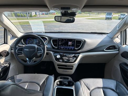 Used 2023 Chrysler Pacifica Touring-L AWD/4WD image 9
