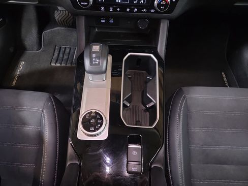 Used 2025 Mitsubishi Outlander SE image 18