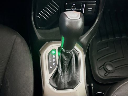 Used 2017 Jeep Renegade Latitude image 24