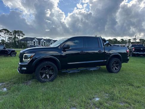 Used 2022 Nissan Titan PRO-4X w/ Pro-4x Utility Package AWD/4WD image 7