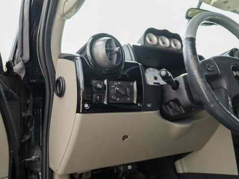 Used 2004 HUMMER H2 w/ Preferred Equipment Group image 26