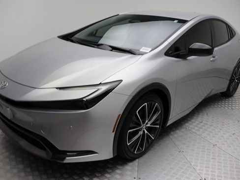 Used 2024 Toyota Prius XLE image 2