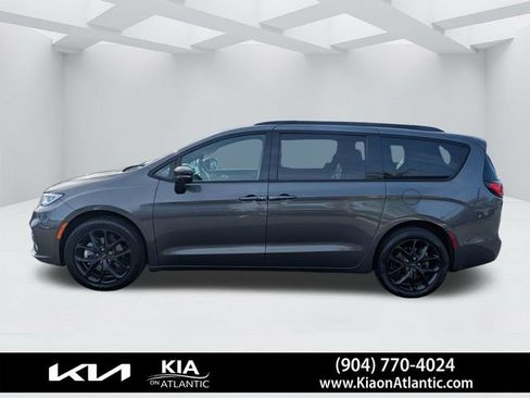 Used 2023 Chrysler Pacifica Limited w/ Uconnect Theater Family Group AWD/4WD image 6