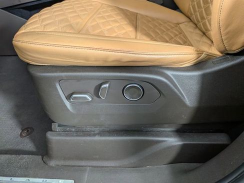 Used 2021 Cadillac Escalade Premium Luxury AWD/4WD image 16