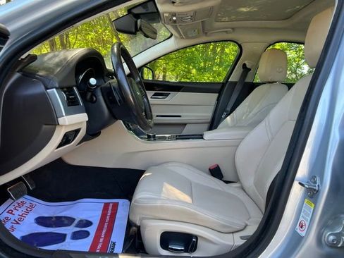 Used 2019 Jaguar XF Premium RWD image 12