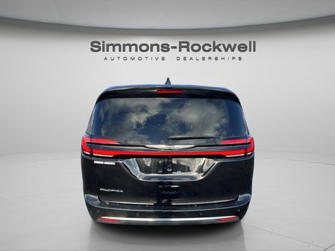 Used 2024 Chrysler Pacifica Touring-L image 6