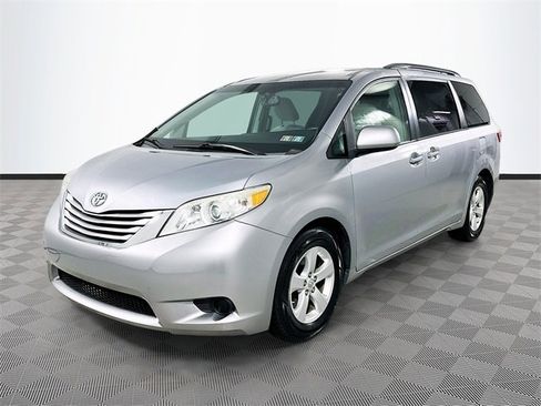 Used 2017 Toyota Sienna LE image 8