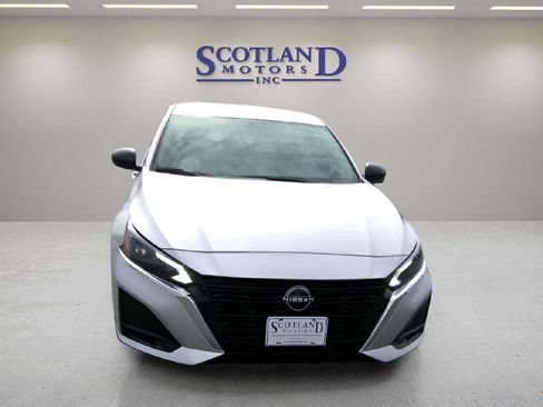 Used 2024 Nissan Altima 2.5 SV FWD image 3