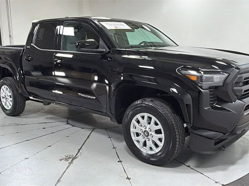 Certified 2025 Toyota Tacoma SR5 image 3