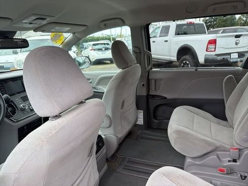 Used 2018 Toyota Sienna LE FWD image 25