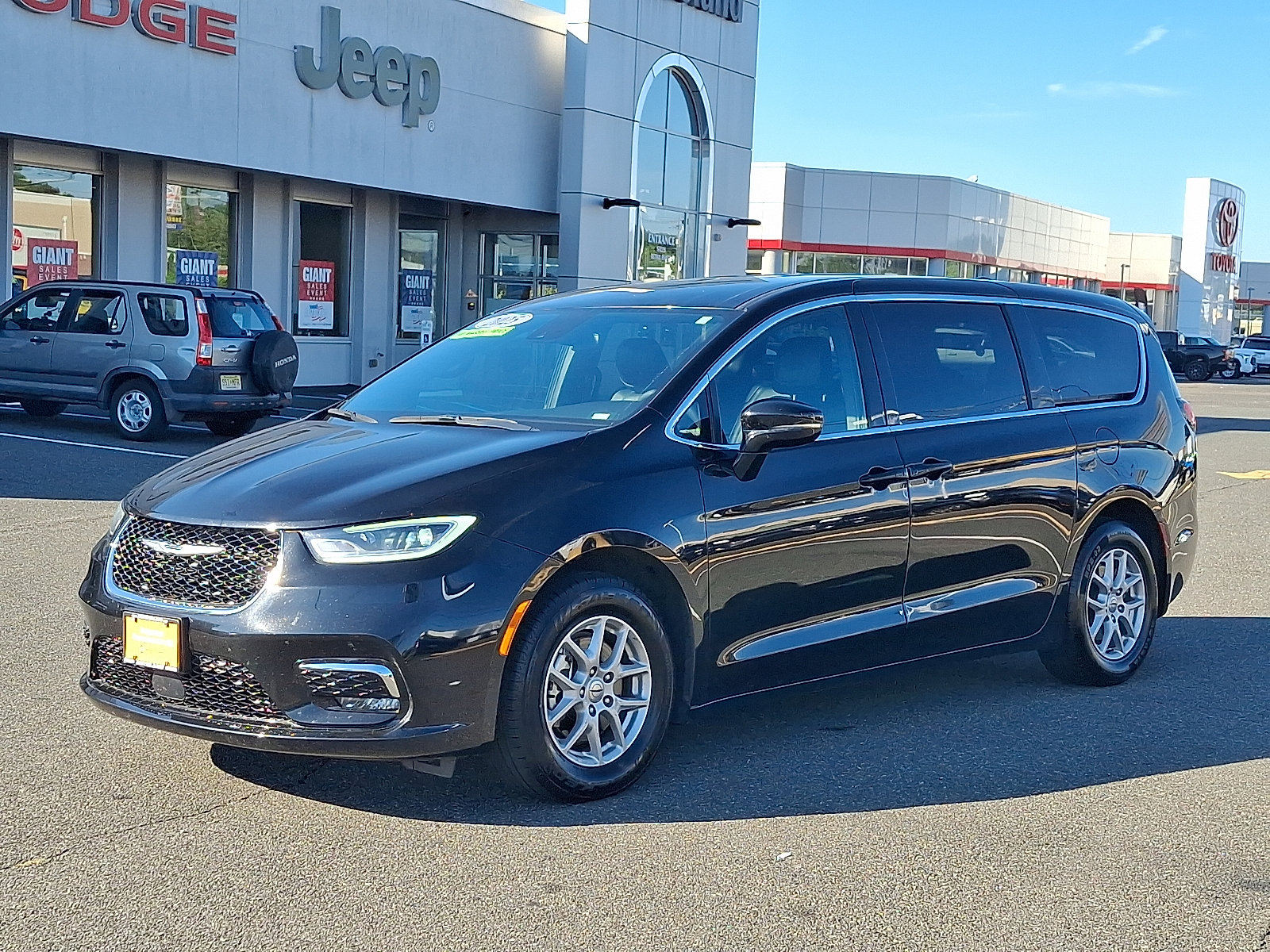 Used 2025 Chrysler Pacifica Select FWD image 3