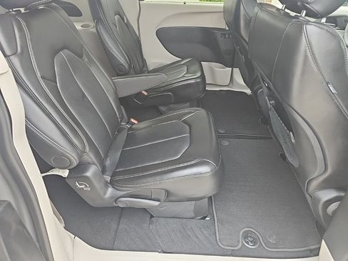 Used 2024 Chrysler Pacifica Touring-L FWD image 25