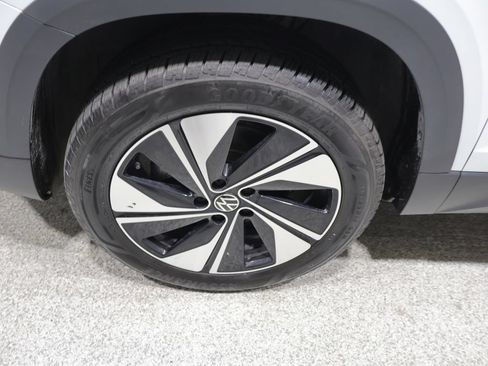 Used 2025 Volkswagen Taos SE AWD/4WD image 9