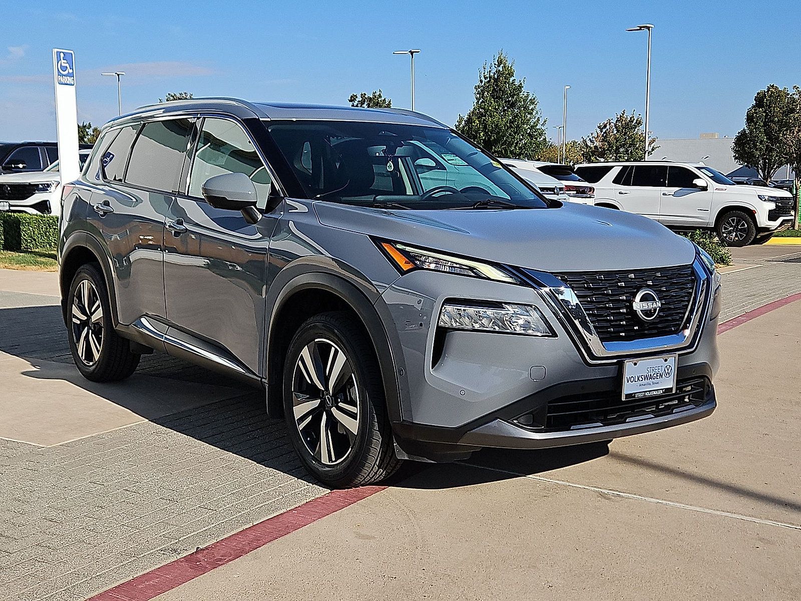 Used 2023 Nissan Rogue SL w/ SL Premium Package FWD image 2