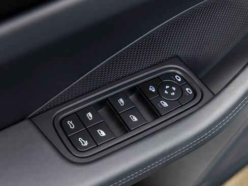 Certified 2025 Porsche Macan Electric image 22