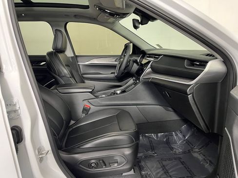 Used 2024 Jeep Grand Cherokee Limited w/ Black Appearance Package image 17