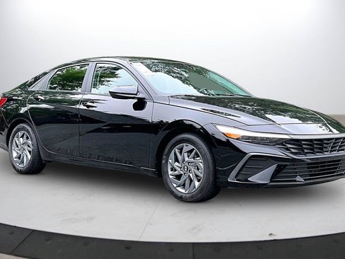 Used 2024 Hyundai Elantra SEL FWD image 2
