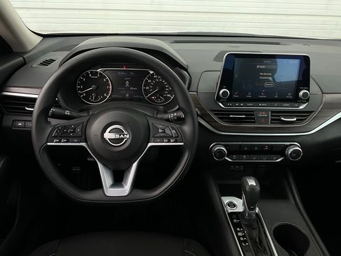 Used 2025 Nissan Altima 2.5 SV image 14