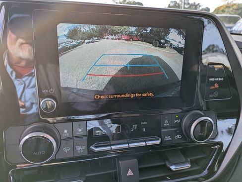 Used 2023 Toyota Highlander LE image 25