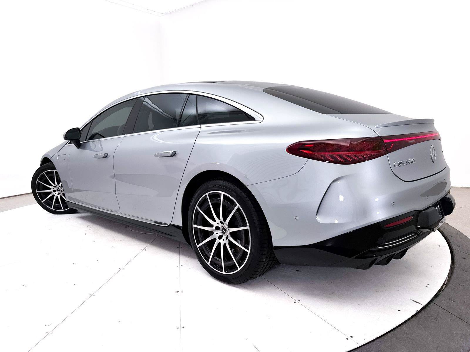 Used 2022 Mercedes-Benz EQS 580 4MATIC Sedan image 2