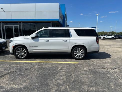 Used 2022 Chevrolet Suburban High Country AWD/4WD image 6